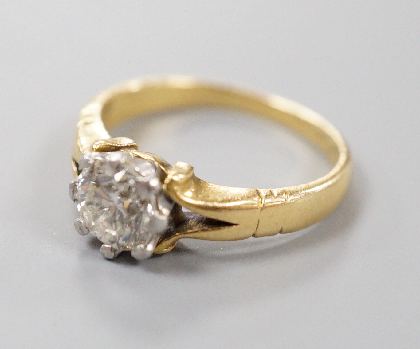 An 18ct and plat set solitaire diamond ring, size F, gross weight 2.9 grams